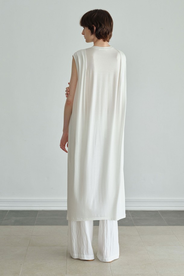 **터크 숄더 원피스 (2컬러)**

부드러운 텍셀과 스판 소재로 제작되어 은은한 광택이 감도는 터크 숄더 원피스입니다. 드롭 숄더 디자인과 양쪽 어깨의 맞주름 디테일이 우아하고 페미닌한 무드를 연출합니다. 얇고 가벼운 두께감으로 봄, 여름 시즌에 시원하게 착용할 수 있으며, 자연스러운 드레이프성과 루즈핏으로 편안함을 더했습니다. 라운드넥 민소매 디자인으로 데이트룩, 카페룩, 모임룩 등 다양한 TPO에 맞춰 클래식, 미니멀, 로맨틱 스타일을 완성해보세요. 블랙, 화이트 2가지 컬러로 출시되었습니다.
