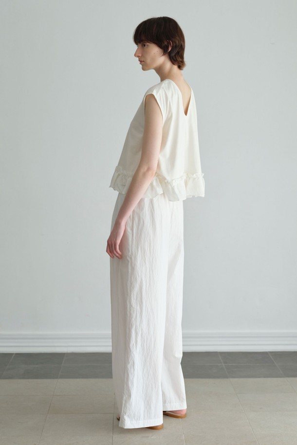 RV 프릴티 (3컬러)는 페미닌한 무드를 연출하는 여성 민소매 티셔츠입니다. 부드러운 면, 레이온, 나일론 혼방 소재로 제작되어 얇고 시원하며, 세미 박시핏으로 편안하게 착용 가능합니다. 라운드넥과 브이넥 디자인으로, 셔링 및 프릴 디테일이 돋보이며 드롭숄더 스타일로 여성스러운 실루엣을 선사합니다. 색상은 블랙, 라이트소라, 크림 3가지로 출시되었으며, 크림 컬러는 비침이 있을 수 있습니다. 데이트룩, 카페룩, 쇼핑룩 등 다양한 TPO에 로맨틱, 미니멀, 클래식 스타일로 연출하기 좋습니다.
