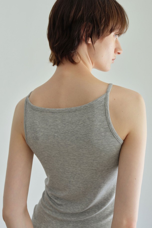 **골지 슬리브리스 (3컬러)**는 부드러운 레이온과 스판덱스 혼방 소재로 제작되어 편안한 착용감을 선사합니다. 베이직하고 미니멀한 디자인으로, 데이트룩이나 카페룩 등 다양한 TPO에 활용하기 좋습니다. 슬림핏 라운드넥 민소매 디자인이며, 얇은 두께감으로 봄, 여름 시즌에 시원하게 즐길 수 있습니다. 바인딩 디테일과 레이어드 착용이 가능하며, 이너웨어로도 활용도가 높아 활용성 또한 뛰어납니다. 화이트, 멜란지그레이, 블랙 3가지 컬러로 구성되어 다양한 스타일 연출이 가능합니다.
