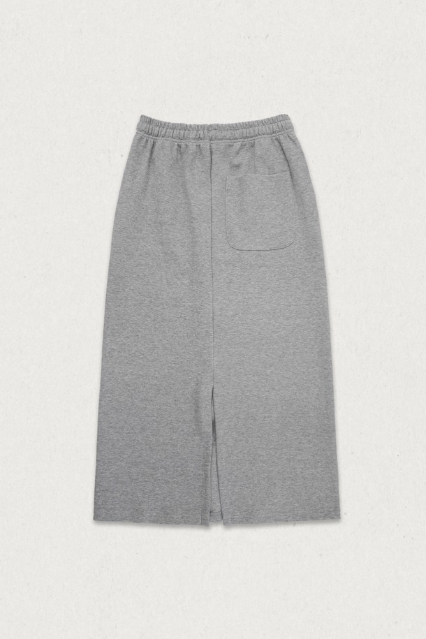 아이보리와 베이지 색상으로 출시된 더블 스티치 밴딩 스커트입니다. 부드러운 면 소재로 제작되어 편안한 착용감을 선사하며, 봄, 가을 계절에 적합합니다. 허리 밴딩 디테일과 더블 스티치 디자인으로 미니멀하고 베이직한 스타일을 연출합니다. H라인 핏과 레귤러핏으로 제작되어 출근룩, 데이트룩 등 다양한 TPO에 활용 가능합니다. 미니멀, 클래식, 캐주얼 스타일을 즐겨 입는 여성분들께 추천합니다.
