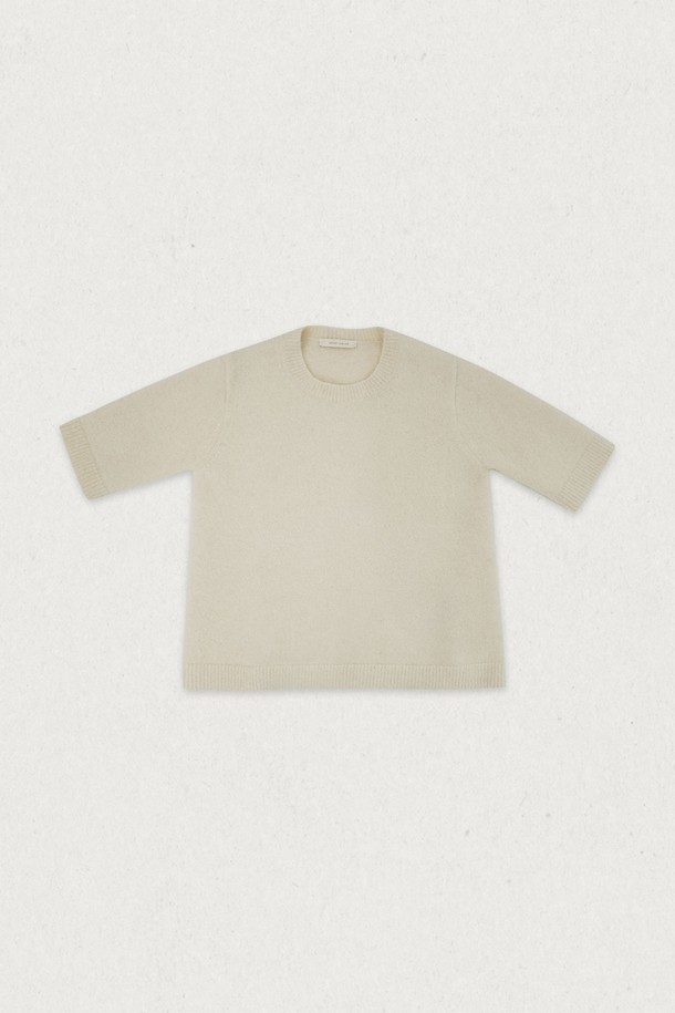 보브 알파카 니트는 부드러운 촉감과 뛰어난 보온성을 자랑하는 여성용 니트/스웨터입니다. 네이비, 블랙, 아이보리, 그레이 4가지 컬러로 출시되어, 다양한 스타일에 매치하기 좋습니다. 라운드넥과 긴소매, 루즈핏 디자인으로 편안한 착용감을 선사하며, 가을과 겨울에 따뜻하게 입을 수 있습니다. 일상복은 물론, 출근룩과 모임룩에도 활용 가능한 베이직하고 클래식한 스타일의 알파카 니트입니다.
