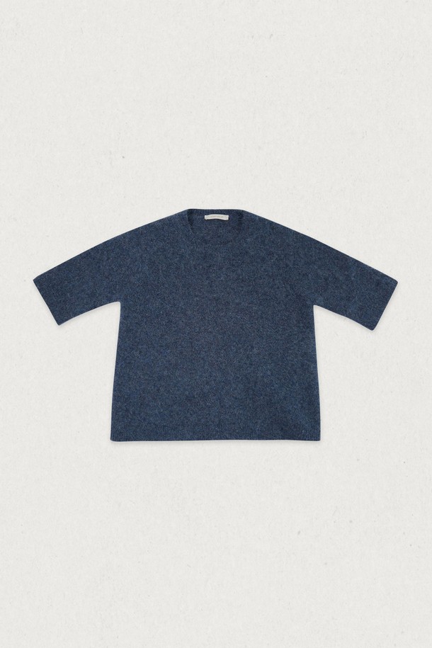 **보브 알파카 니트 (4컬러)**

부드러운 촉감과 따뜻한 보온성을 자랑하는 보브 알파카 니트입니다. 가을, 겨울 시즌에 어울리는 두꺼운 두께감으로 포근하게 착용 가능하며, 루즈핏 디자인으로 편안한 착용감을 선사합니다. 미니멀하고 베이직한 스타일을 연출하기 좋으며, 라운드넥과 긴소매 디자인으로 다양한 룩에 활용할 수 있습니다. 아이보리, 베이지 등 4가지 다채로운 색상으로 출시되어 폭넓은 선택이 가능합니다. 데일리룩에 포인트 아이템으로 활용하여 미니멀하면서도 세련된 스타일을 완성해보세요.
