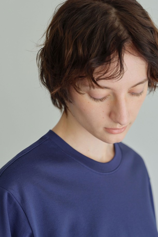 **스탠다드 라운드 반팔 (4컬러)**는 부드러운 촉감의 면, 린넨, 텐셀 혼방 소재로 제작되어 여름철 시원하게 착용할 수 있는 반소매 티셔츠입니다. 라운드넥에 세미 박시핏으로 편안한 착용감을 선사하며, 옆트임 디테일이 특징입니다. 베이직하고 모던한 스타일로, 일상에서 캐주얼, 미니멀, 클래식한 스타일을 연출하기 좋습니다. 아이보리, 베이지, 퍼플 네이비, 블랙 4가지 컬러로 출시되어 다양한 TPO에 맞춰 활용할 수 있습니다. 동네 마실룩이나 카페룩에 잘 어울리는 심플한 디자인의 기본 티셔츠입니다.
