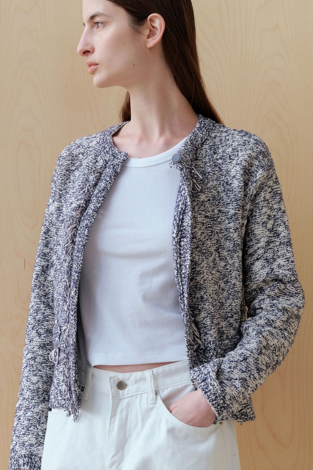 크롭 베이직 R 슬리브리스 (3컬러)는 데일리, 이너웨어, 레이어드로 활용하기 좋은 여성 슬리브리스입니다. 미니멀하고 베이직한 스타일로, 봄, 여름 시즌에 적합하며 집콕룩, 여행룩 연출에 용이합니다. 라운드넥에 민소매 디자인이며, 폴리에스테르와 면 혼방 소재로 제작되어 탄탄한 촉감을 선사합니다. 넥라인과 암홀은 와이드 테이프 바인딩 처리되어 있으며, 화이트 컬러는 비침이 있을 수 있습니다. 신축성이 좋아 편안한 착용감을 제공합니다.
