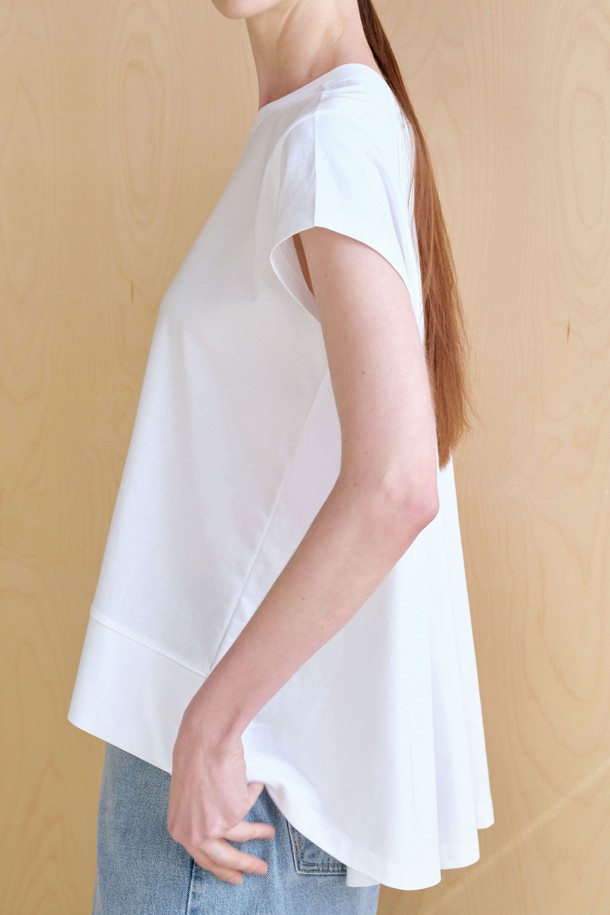 RV 숏 슬리브 (3컬러)는 여성스러운 무드와 미니멀한 스타일을 연출하는 반소매 티셔츠입니다. 부드러운 모달과 면 혼방 소재로 제작되어 얇고 편안한 착용감을 선사하며, 봄, 여름 시즌에 적합합니다. 라운드넥과 브이넥으로 연출 가능한 앞뒤 다른 디자인에 뒷판 와이드 드레이핑과 앞판 밑단 와이드 원단 디테일이 돋보입니다. 색상은 화이트, 소프트 스카이, 네이비 3가지이며, 데이트룩, 카페룩 등 다양한 TPO에 활용 가능합니다. 박스핏과 에이라인 핏으로 체형에 구애 없이 편안하게 즐길 수 있으며, 신축성은 중간 정도로 활동성을 더했습니다.
