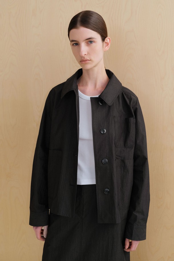 세련된 블랙 컬러의 여성용 크리스피 자켓입니다. 봄 시즌에 어울리는 얇은 두께의 나일론 소재로 제작되어 가볍고 편안한 착용감을 선사합니다. 라운드 칼라 디자인과 릴랙스 핏으로 캐주얼하면서도 미니멀한 스타일을 연출하며, 뻣뻣한 질감이 특징입니다. 긴 소매와 버튼 여밈 방식, 외부 포켓, 더블 니들 스티치 공법으로 실용성과 디자인을 모두 잡았습니다. 안감과 신축성은 없으며 비침 걱정 없이 데일리룩으로 활용하기 좋습니다.
