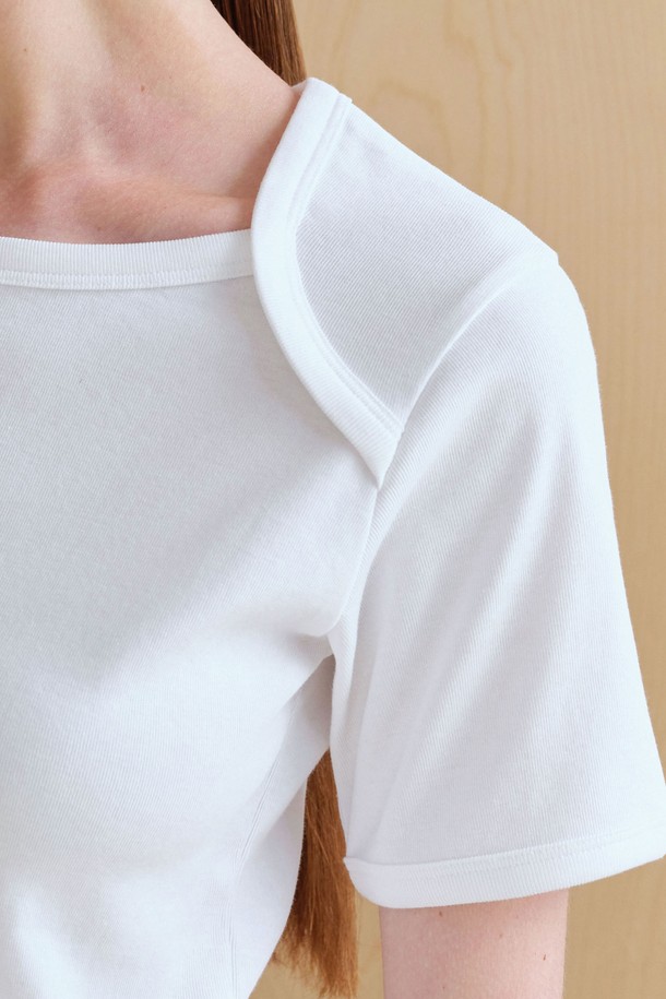 바인딩 반팔 (4컬러)는 데일리룩으로 활용하기 좋은 공용 티셔츠입니다. 화이트, 크림, 블랙, 밀란지그레이 4가지의 베이직한 컬러로 출시되어 다양한 스타일에 매치하기 용이합니다. 레귤러 핏의 라운드넥 디자인이며, 골지 패턴의 폴리에스테르 소재로 제작되어 단정하면서도 캐주얼한 느낌을 줍니다. 넓은 바인딩 테잎으로 마감된 넥 라인과 소매 끝이 특징이며, 단품 또는 이너웨어로 활용하기 좋습니다. 집콕룩, 산책룩 등 편안한 스타일을 즐길 때 추천합니다.
