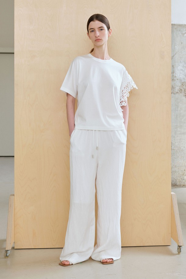 **링클 스트링 팬츠 (2컬러)**

부드러운 촉감의 링클 소재로 제작된 여성 링클 스트링 팬츠입니다. 와이드 핏과 릴랙스 핏으로 편안한 착용감을 선사하며, 허리에는 스트링 끈이 있어 사이즈 조절이 용이합니다. 봄, 여름, 가을 시즌에 활용하기 좋으며, 베이직, 캐주얼 스타일 연출에 적합합니다. 화이트와 블랙 두 가지 컬러로 출시되었으며, 화이트 컬러에는 안감이 있어 비침 걱정을 덜었습니다. 일상, 카페, 여행 등 다양한 TPO에 매치하기 좋은 아이템입니다.
