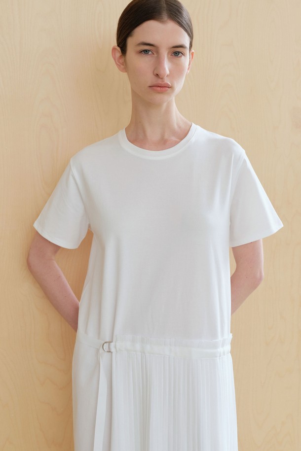 **플리츠 원피스 (2컬러)**

우아하고 미니멀한 스타일의 플리츠 원피스입니다. 여성 의류로, 아이보리, 블랙 두 가지 색상으로 만나볼 수 있습니다. 봄 시즌에 어울리는 얇은 두께감과 부드러운 촉감이 특징이며, 루즈핏으로 편안하게 착용 가능합니다. 라운드넥 디자인에 허리 한쪽에 플리츠 디테일이 더해져 포인트를 더했습니다. 데이트룩, 카페룩 등 다양한 TPO에 활용 가능하며, 신축성이 있어 활동성이 좋습니다. 아이보리 색상은 비침이 있을 수 있으며, 동일 컬러 테이프로 사이즈 조절이 가능합니다.
