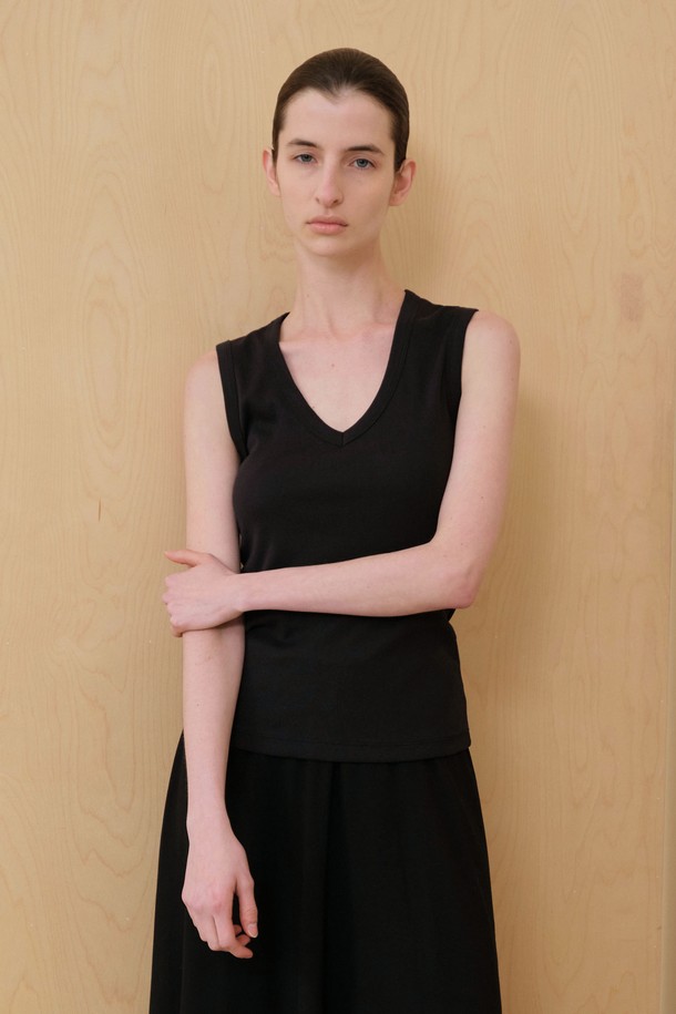 **베이직 V 슬리브리스 (3컬러)**는 부드러운 촉감의 면과 폴리에스테르 혼방 소재로 제작된 여성용 민소매 상의입니다. 얇은 두께감에 레귤러핏으로 편안하게 착용 가능하며, V넥 라인과 암홀 테이프 마감으로 깔끔한 마무리를 더했습니다. 데일리룩 또는 이너웨어로 활용하기 좋으며, 봄, 여름 시즌에 적합합니다. 미니멀, 캐주얼, 클래식 스타일을 연출할 수 있으며, 집콕룩이나 카페룩에도 잘 어울립니다. 화이트, 멜란지 그레이, 블랙 세 가지 컬러로 출시되었으며, 화이트 컬러는 비침이 있을 수 있습니다.
