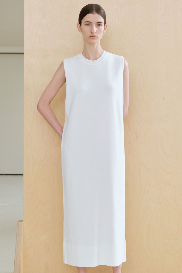 RN 베스트 원피스 (2컬러)는 미니멀하고 베이직한 스타일의 여성용 원피스입니다. 아이보리, 블랙 두 가지 색상으로 출시되었으며, 봄과 여름에 적합한 얇은 두께감의 레이온, 폴리에스테르 혼방 소재입니다. 라운드넥에 민소매 디자인으로, 부드러운 촉감과 스트레이트 핏이 특징입니다. 백 센터 턱과 슬릿 디테일이 있으며, 깔끔한 드레이핑으로 단독 또는 레이어드 스타일링이 가능합니다. 데이트룩, 카페룩에 잘 어울리며, 14게이지 하프 카디건 조직으로 제작되었습니다.
