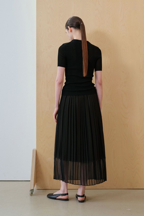 세련된 블랙 컬러의 플리츠 스커트입니다. 레이온, 나일론, 폴리에스테르 혼방 소재로 제작되어 부드러운 촉감을 선사합니다. 얇은 두께감과 언밸런스 플리츠 디자인, 밑단 시스루 디테일이 우아하면서도 시크한 무드를 연출합니다. 레귤러 핏의 맥시스커트로, 데이트룩, 모임룩, 카페룩 등 다양한 TPO에 활용하기 좋습니다. 안감은 없으며, 신축성은 없습니다.
