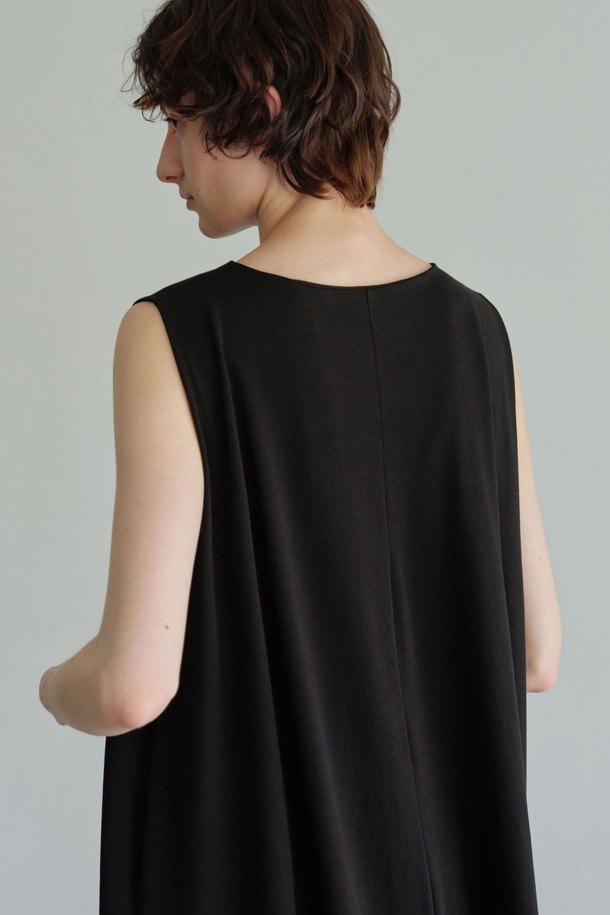 세련된 보트넥 디자인과 플레어 실루엣이 돋보이는 롱 원피스입니다. 멜란지 그레이와 블랙 두 가지 색상으로 출시되어, 취향에 따라 선택 가능합니다. 부드러운 면과 폴리에스테르 혼방 소재로 제작되어 편안한 착용감을 선사합니다. 가슴 아래로 자연스럽게 퍼지는 플레어 라인이 여성스러운 분위기를 연출하며, 롱 기장으로 우아함을 더합니다. 데이트룩, 카페룩, 모임룩 등 다양한 TPO에 미니멀하고 클래식한 스타일로 활용하기 좋습니다.
