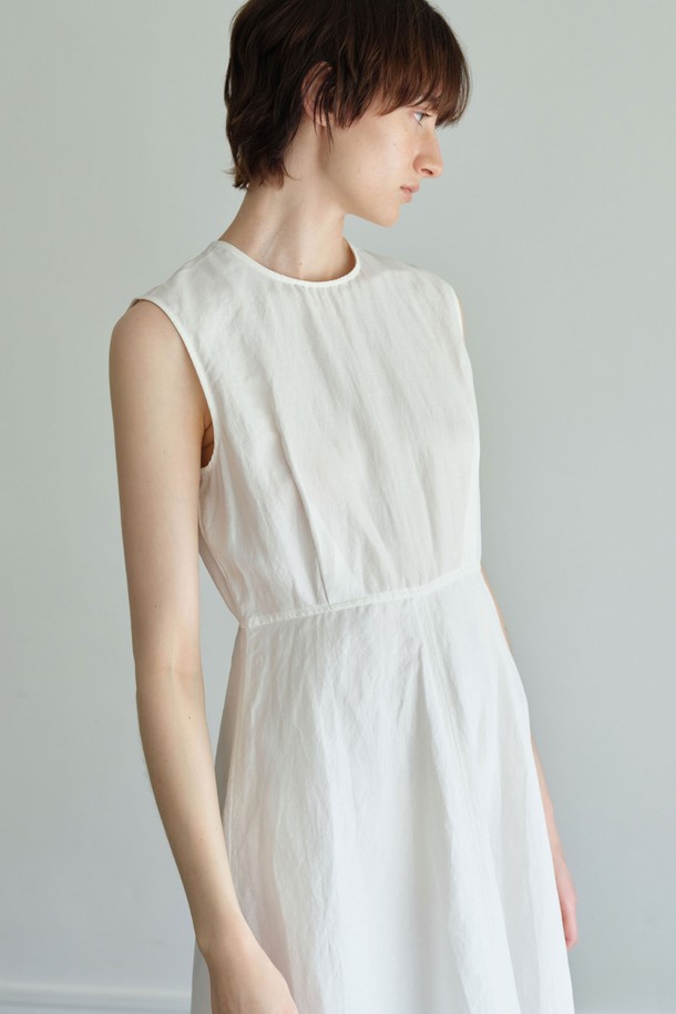 화사한 화이트 컬러의 레이어 원피스입니다. 부드러운 린넨, 레이온, 폴리에스테르 혼방 소재로 제작되어 봄, 여름 시즌에 시원하게 착용할 수 있습니다. 슬림핏 플레어 디자인에 민소매, 라운드넥으로 우아하고 페미닌한 분위기를 연출합니다. 이너 라이닝과 백 지퍼, 바인딩 마감, 스티치 디테일이 더해져 높은 완성도를 자랑하며, 맥시 기장으로 다양한 스타일을 소화할 수 있습니다. 데이트룩, 카페룩, 여행룩, 또는 클래식, 미니멀, 로맨틱 스타일을 즐기는 여성분들께 추천합니다.
