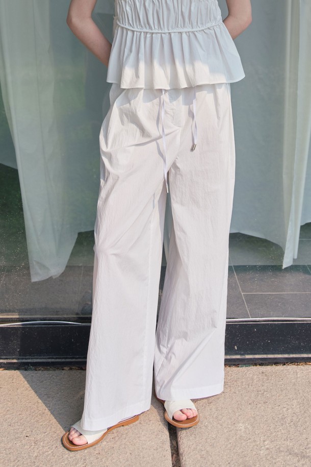 미니멀하고 베이직한 스타일의 '크리스피 밴딩 팬츠'는 편안한 착용감과 세련된 디자인을 동시에 갖춘 여성 밴딩 팬츠입니다. 부드럽고 가벼운 면과 나일론 혼방 소재로 제작되어 사계절 내내 활용 가능하며, 와이드 핏과 루즈핏으로 편안함을 더했습니다. 허리 밴딩과 스트링으로 허리 라인을 잡아주며, 투 플리츠 디테일이 특징입니다. 블랙, 화이트 두 가지 컬러로 출시되어 데일리룩, 동네 마실룩, 카페룩 등 다양한 TPO에 맞춰 스타일링할 수 있으며, 세트 스타일링도 가능합니다.
