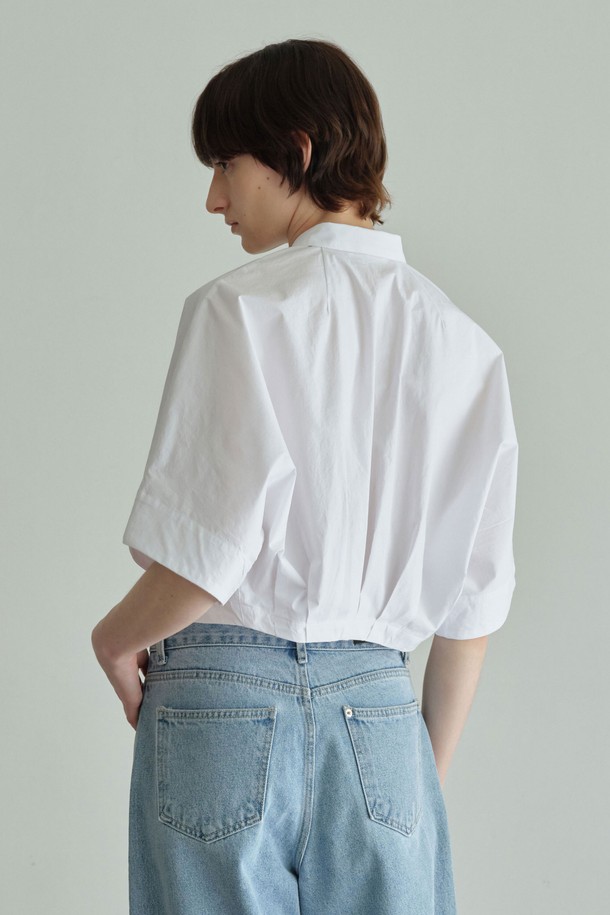 세련된 무드의 여성 메이드 셔츠입니다. 화이트 컬러의 레귤러 핏으로, 봄, 여름 시즌에 시원하게 착용할 수 있습니다. 면과 스판덱스 혼방 소재로 제작되어 편안한 착용감을 선사하며, 얇은 두께감으로 가볍게 즐기기 좋습니다. 미니멀한 스타일의 무지 디자인에 스몰 칼라가 더해져 깔끔한 인상을 줍니다. 백 플리츠, 백 다트, 입체 패턴과 와이드 밑단 디테일이 돋보이며, 재킷이나 슈트와 함께 매치하여 출근룩, 오피스룩, 비즈니스 캐주얼 스타일을 연출할 수 있습니다.

