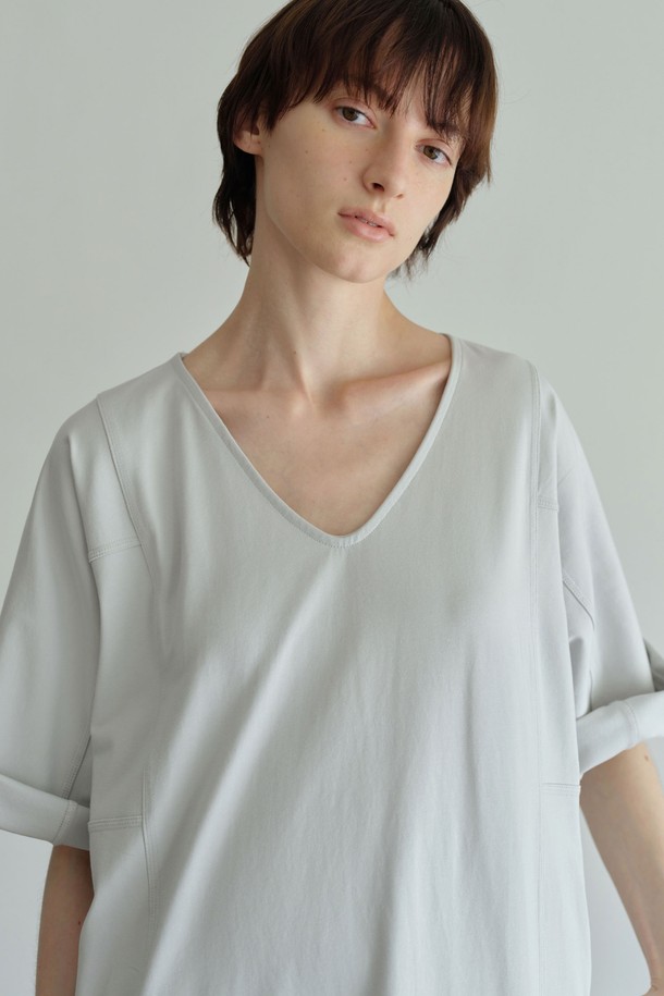 "딥브이" 원피스는 여성 의류로, 부드러운 면과 스판덱스 혼방 소재로 제작되어 편안한 착용감을 선사합니다. 깊은 브이넥 디자인에 라글란 소매와 트리플 스티치 디테일이 더해져 미니멀하면서도 세련된 느낌을 줍니다. 박스핏과 루즈핏 실루엣으로 편안하게 연출 가능하며, 데일리 및 일상, 집콕룩과 산책룩에 적합합니다. 라이트 소라, 멜란지 그레이, 블랙의 3가지 컬러로 출시되었으며, 봄, 여름, 가을 시즌에 활용하기 좋습니다. 베이직, 미니멀, 캐주얼, 클래식 스타일을 즐기는 분들께 추천합니다.
