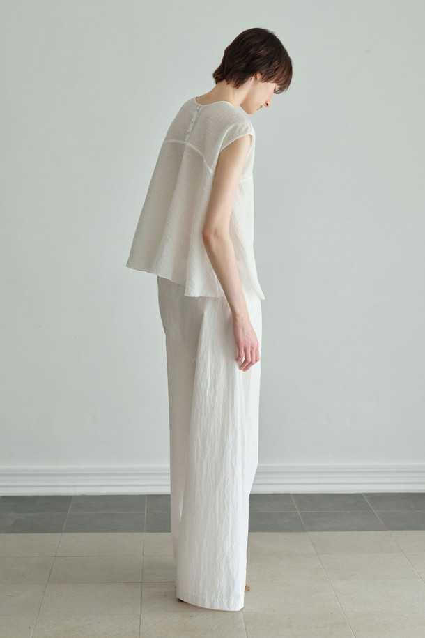 포엘 블라우스는 아이보리, 블랙 두 가지 색상으로 만나볼 수 있는 여성 블라우스입니다. 봄, 여름 시즌에 어울리는 얇은 두께감의 레이온, 나일론, 린넨 혼방 소재로 제작되어 부드러운 촉감을 선사합니다. 라운드넥에 반소매 기장, 플레어 핏으로 페미닌한 무드를 연출하며, 시스루 실루엣과 가슴 아래 플레어 디자인, 뒷면 중앙 커버드 버튼, 밑단 자수 디테일로 포인트를 더했습니다. 데이트룩, 카페룩, 모임룩 등 다양한 TPO에 클래식, 미니멀, 로맨틱 스타일로 활용하기 좋습니다.
