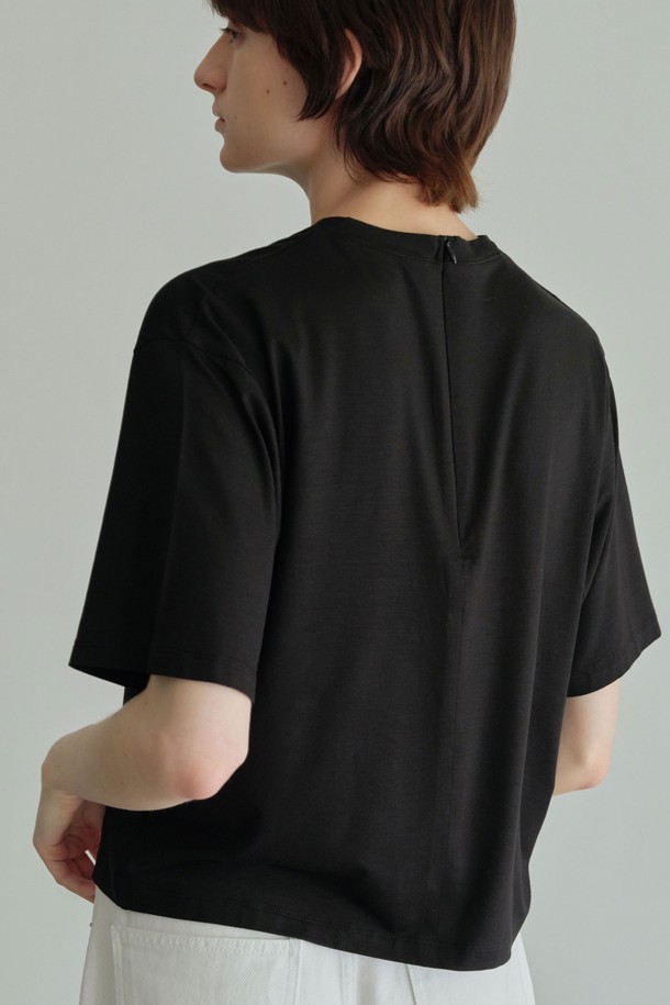 **텐셀 크롭티 (3컬러)**

부드러운 텐셀 소재와 스판덱스의 조화로 편안한 착용감을 선사하는 여성용 크롭 티셔츠입니다. 아이보리, 애쉬베이지, 블랙 3가지 컬러로 출시되어, 다양한 스타일 연출이 가능합니다. 세미 박시 핏과 라운드넥 디자인으로 모던하고 베이직한 무드를 더하며, 자연스러운 드레이프성이 특징입니다. 반소매 기장으로 봄, 여름 시즌에 활용하기 좋으며, 백센터 히든지퍼 디테일로 포인트를 주었습니다. 데이트룩, 카페룩 등 다양한 TPO에 미니멀, 클래식, 캐주얼 스타일로 연출해보세요.
