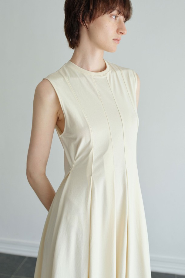 우아함과 여성스러움을 동시에 선사하는 다트 플레어 원피스입니다. 부드러운 면과 폴리에스테르 혼방 소재로 제작되어 편안한 착용감을 자랑하며, 봄, 여름 시즌에 잘 어울립니다. 라운드넥에 민소매 디자인으로, 입체적인 실루엣을 살려주는 다트 및 플리츠 디테일이 특징입니다. A라인 플레어 치마핏은 우아하고 엘레강스한 무드를 연출하며, 블랙과 Light Yellow 두 가지 컬러로 제공됩니다. 데이트룩, 카페룩, 모임룩 등 다양한 TPO에 심플하게 스타일링하기 좋습니다.
