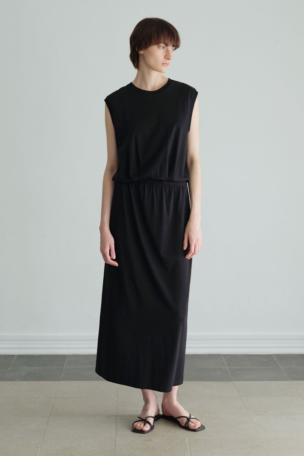 **데일리 원피스 (2컬러)**

부드러운 모달 소재로 제작되어 실크 같은 광택감이 돋보이는 데일리 원피스입니다. 차분하고 미니멀한 무드의 베이직 스타일로, 라운드넥과 민소매 디자인이 시원함을 더합니다. 허리 밴딩 디테일이 허리 라인을 잡아주어 A라인으로 자연스럽게 퍼지는 치마핏을 연출합니다. 비침 걱정 없이 편안하게 착용 가능하며, 블랙과 베이지 두 가지 컬러로 만나보세요. 동네 마실룩, 카페룩, 여름 바캉스룩 등 다양한 TPO에 활용할 수 있습니다.
