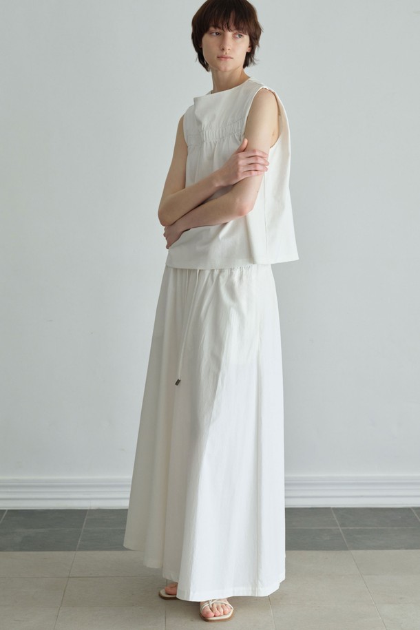 요크 밴딩 슬리브리스 (2컬러)는 우아하고 페미닌한 스타일을 연출하는 여성용 슬리브리스입니다. 아이보리와 딥블루 두 가지 색상으로 제공되며, 일상에서 데이트룩, 카페룩, 휴가룩 등 다양한 TPO에 맞춰 활용할 수 있습니다. 보트넥 디자인에 레귤러 핏으로, 클래식, 미니멀, 로맨틱 스타일을 즐기는 분들께 추천합니다. 면과 폴리에스테르 혼방의 두꺼운 다이마루 원단을 사용하여 시원한 촉감을 선사하며, 이중 레이어드 넥라인과 암홀 바인딩 마감, 넥라인 패딩 처리로 고급스러움을 더했습니다. 무지 디자인으로 어떤 하의와도 쉽게 매치하여 세련된 룩을 완성할 수 있습니다.
