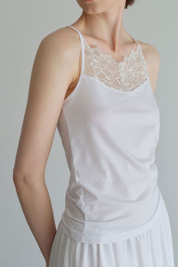 레이스 슬리브리스 (3컬러)는 여성용 슬리브리스로, 여름에 시원하게 착용하기 좋은 아이템입니다. 화이트, 멜란지그레이, 블랙 세 가지 컬러로 출시되어 다양한 스타일 연출이 가능합니다. 데일리룩 또는 레이어드하여 스타일리시하게 연출할 수 있으며, 캐미솔 스타일의 스퀘어넥 디자인에 레이스 디테일과 스트랩 타입으로 여성스러움을 더했습니다. 얇고 부드러운 면, 스판덱스, 나일론 혼방 소재로 제작되어 편안한 착용감을 선사하며, 데이트룩, 휴가룩, 여름 바캉스룩 등 다양한 TPO에 매치하기 좋습니다. 미니멀, 로맨틱, 클래식 스타일을 즐겨 입는 분들께 추천합니다.
