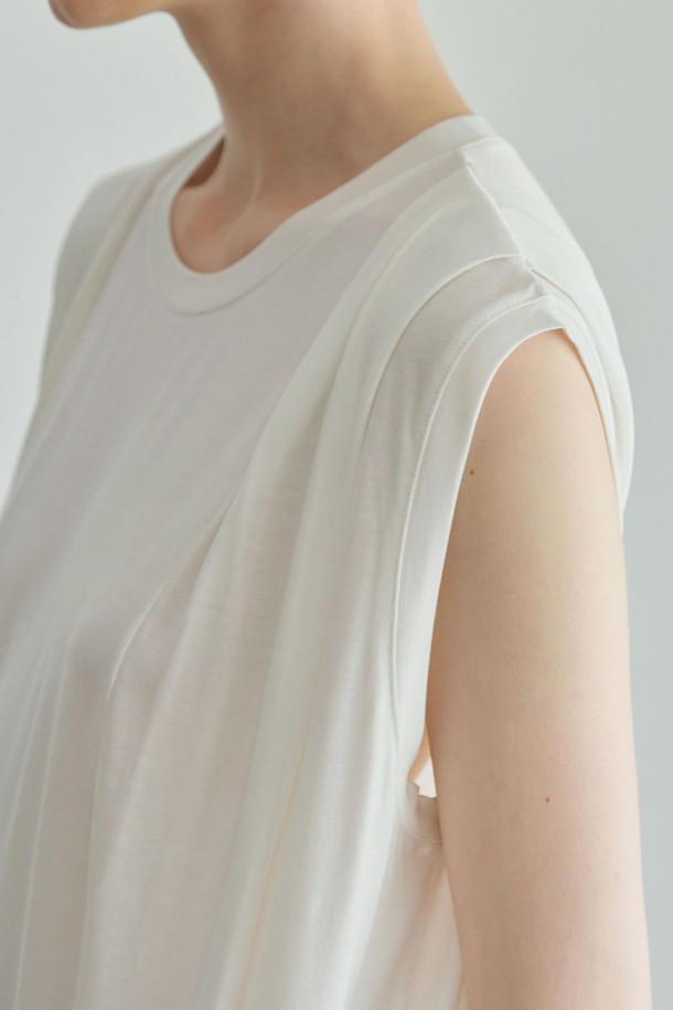 **터크 숄더 원피스 (2컬러)**

부드러운 텍셀과 스판 소재로 제작되어 은은한 광택이 감도는 터크 숄더 원피스입니다. 드롭 숄더 디자인과 양쪽 어깨의 맞주름 디테일이 우아하고 페미닌한 무드를 연출합니다. 얇고 가벼운 두께감으로 봄, 여름 시즌에 시원하게 착용할 수 있으며, 자연스러운 드레이프성과 루즈핏으로 편안함을 더했습니다. 라운드넥 민소매 디자인으로 데이트룩, 카페룩, 모임룩 등 다양한 TPO에 맞춰 클래식, 미니멀, 로맨틱 스타일을 완성해보세요. 블랙, 화이트 2가지 컬러로 출시되었습니다.
