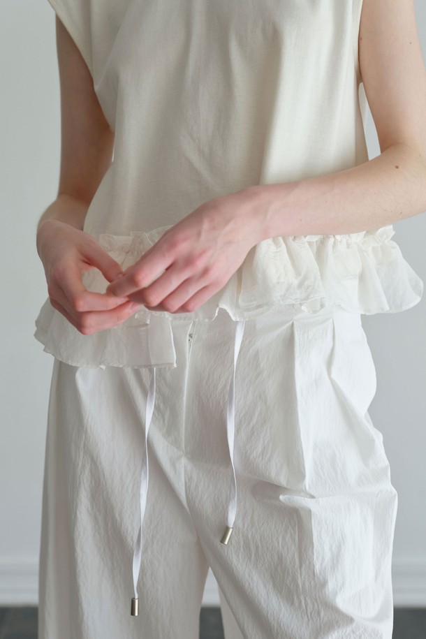 RV 프릴티 (3컬러)는 페미닌한 무드를 연출하는 여성 민소매 티셔츠입니다. 부드러운 면, 레이온, 나일론 혼방 소재로 제작되어 얇고 시원하며, 세미 박시핏으로 편안하게 착용 가능합니다. 라운드넥과 브이넥 디자인으로, 셔링 및 프릴 디테일이 돋보이며 드롭숄더 스타일로 여성스러운 실루엣을 선사합니다. 색상은 블랙, 라이트소라, 크림 3가지로 출시되었으며, 크림 컬러는 비침이 있을 수 있습니다. 데이트룩, 카페룩, 쇼핑룩 등 다양한 TPO에 로맨틱, 미니멀, 클래식 스타일로 연출하기 좋습니다.
