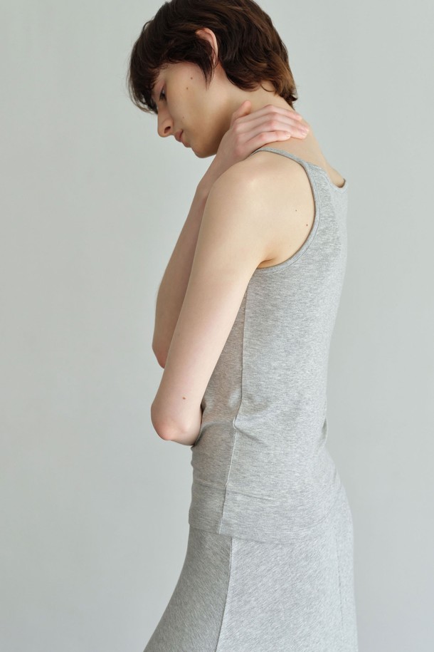 **골지 슬리브리스 (3컬러)**는 부드러운 레이온과 스판덱스 혼방 소재로 제작되어 편안한 착용감을 선사합니다. 베이직하고 미니멀한 디자인으로, 데이트룩이나 카페룩 등 다양한 TPO에 활용하기 좋습니다. 슬림핏 라운드넥 민소매 디자인이며, 얇은 두께감으로 봄, 여름 시즌에 시원하게 즐길 수 있습니다. 바인딩 디테일과 레이어드 착용이 가능하며, 이너웨어로도 활용도가 높아 활용성 또한 뛰어납니다. 화이트, 멜란지그레이, 블랙 3가지 컬러로 구성되어 다양한 스타일 연출이 가능합니다.
