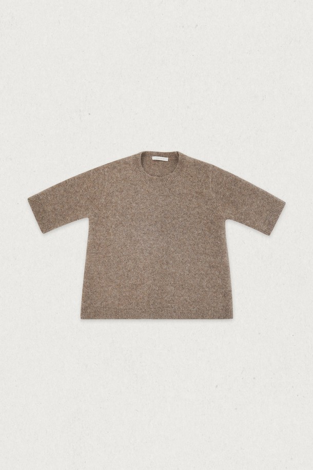 **보브 알파카 니트 (4컬러)**

부드러운 촉감과 따뜻한 보온성을 자랑하는 보브 알파카 니트입니다. 가을, 겨울 시즌에 어울리는 두꺼운 두께감으로 포근하게 착용 가능하며, 루즈핏 디자인으로 편안한 착용감을 선사합니다. 미니멀하고 베이직한 스타일을 연출하기 좋으며, 라운드넥과 긴소매 디자인으로 다양한 룩에 활용할 수 있습니다. 아이보리, 베이지 등 4가지 다채로운 색상으로 출시되어 폭넓은 선택이 가능합니다. 데일리룩에 포인트 아이템으로 활용하여 미니멀하면서도 세련된 스타일을 완성해보세요.
