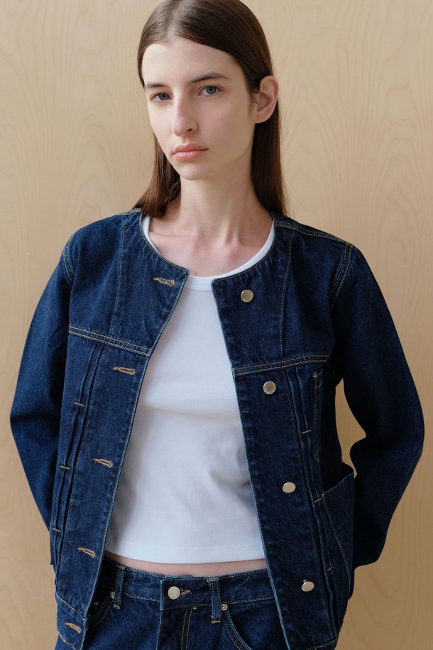 크롭 베이직 R 슬리브리스 (3컬러)는 데일리, 이너웨어, 레이어드로 활용하기 좋은 여성 슬리브리스입니다. 미니멀하고 베이직한 스타일로, 봄, 여름 시즌에 적합하며 집콕룩, 여행룩 연출에 용이합니다. 라운드넥에 민소매 디자인이며, 폴리에스테르와 면 혼방 소재로 제작되어 탄탄한 촉감을 선사합니다. 넥라인과 암홀은 와이드 테이프 바인딩 처리되어 있으며, 화이트 컬러는 비침이 있을 수 있습니다. 신축성이 좋아 편안한 착용감을 제공합니다.
