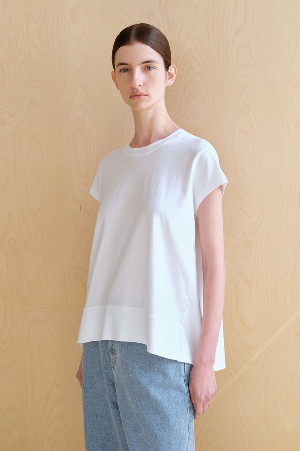 RV 숏 슬리브 (3컬러)는 여성스러운 무드와 미니멀한 스타일을 연출하는 반소매 티셔츠입니다. 부드러운 모달과 면 혼방 소재로 제작되어 얇고 편안한 착용감을 선사하며, 봄, 여름 시즌에 적합합니다. 라운드넥과 브이넥으로 연출 가능한 앞뒤 다른 디자인에 뒷판 와이드 드레이핑과 앞판 밑단 와이드 원단 디테일이 돋보입니다. 색상은 화이트, 소프트 스카이, 네이비 3가지이며, 데이트룩, 카페룩 등 다양한 TPO에 활용 가능합니다. 박스핏과 에이라인 핏으로 체형에 구애 없이 편안하게 즐길 수 있으며, 신축성은 중간 정도로 활동성을 더했습니다.
