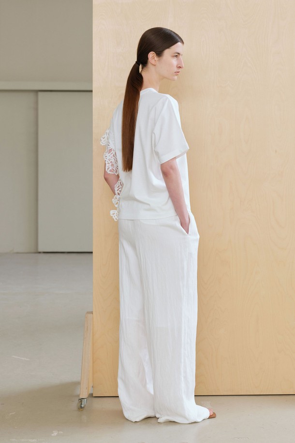 **링클 스트링 팬츠 (2컬러)**

부드러운 촉감의 링클 소재로 제작된 여성 링클 스트링 팬츠입니다. 와이드 핏과 릴랙스 핏으로 편안한 착용감을 선사하며, 허리에는 스트링 끈이 있어 사이즈 조절이 용이합니다. 봄, 여름, 가을 시즌에 활용하기 좋으며, 베이직, 캐주얼 스타일 연출에 적합합니다. 화이트와 블랙 두 가지 컬러로 출시되었으며, 화이트 컬러에는 안감이 있어 비침 걱정을 덜었습니다. 일상, 카페, 여행 등 다양한 TPO에 매치하기 좋은 아이템입니다.
