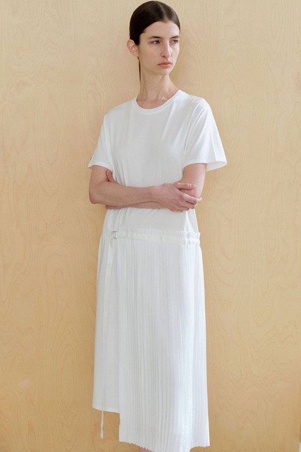 **플리츠 원피스 (2컬러)**

우아하고 미니멀한 스타일의 플리츠 원피스입니다. 여성 의류로, 아이보리, 블랙 두 가지 색상으로 만나볼 수 있습니다. 봄 시즌에 어울리는 얇은 두께감과 부드러운 촉감이 특징이며, 루즈핏으로 편안하게 착용 가능합니다. 라운드넥 디자인에 허리 한쪽에 플리츠 디테일이 더해져 포인트를 더했습니다. 데이트룩, 카페룩 등 다양한 TPO에 활용 가능하며, 신축성이 있어 활동성이 좋습니다. 아이보리 색상은 비침이 있을 수 있으며, 동일 컬러 테이프로 사이즈 조절이 가능합니다.
