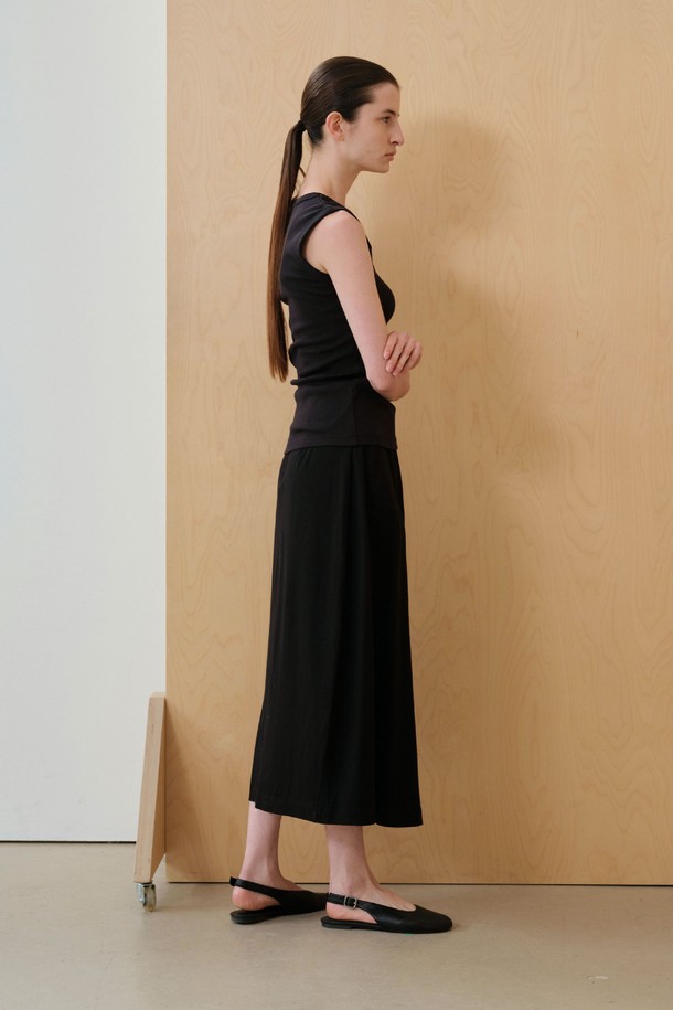 **베이직 V 슬리브리스 (3컬러)**는 부드러운 촉감의 면과 폴리에스테르 혼방 소재로 제작된 여성용 민소매 상의입니다. 얇은 두께감에 레귤러핏으로 편안하게 착용 가능하며, V넥 라인과 암홀 테이프 마감으로 깔끔한 마무리를 더했습니다. 데일리룩 또는 이너웨어로 활용하기 좋으며, 봄, 여름 시즌에 적합합니다. 미니멀, 캐주얼, 클래식 스타일을 연출할 수 있으며, 집콕룩이나 카페룩에도 잘 어울립니다. 화이트, 멜란지 그레이, 블랙 세 가지 컬러로 출시되었으며, 화이트 컬러는 비침이 있을 수 있습니다.
