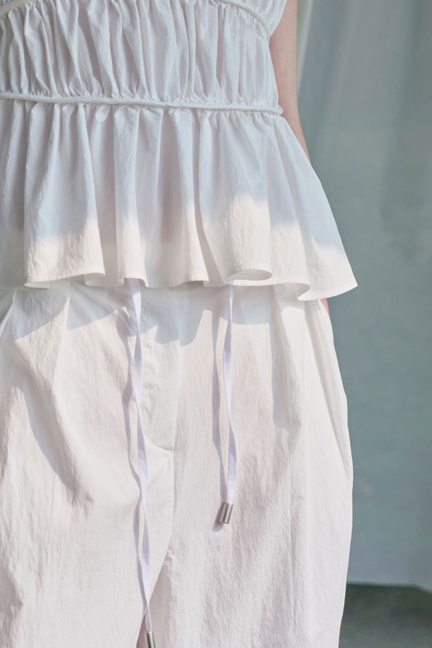 미니멀하고 베이직한 스타일의 '크리스피 밴딩 팬츠'는 편안한 착용감과 세련된 디자인을 동시에 갖춘 여성 밴딩 팬츠입니다. 부드럽고 가벼운 면과 나일론 혼방 소재로 제작되어 사계절 내내 활용 가능하며, 와이드 핏과 루즈핏으로 편안함을 더했습니다. 허리 밴딩과 스트링으로 허리 라인을 잡아주며, 투 플리츠 디테일이 특징입니다. 블랙, 화이트 두 가지 컬러로 출시되어 데일리룩, 동네 마실룩, 카페룩 등 다양한 TPO에 맞춰 스타일링할 수 있으며, 세트 스타일링도 가능합니다.
