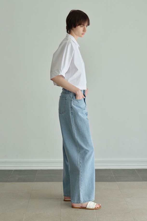 세련된 무드의 여성 메이드 셔츠입니다. 화이트 컬러의 레귤러 핏으로, 봄, 여름 시즌에 시원하게 착용할 수 있습니다. 면과 스판덱스 혼방 소재로 제작되어 편안한 착용감을 선사하며, 얇은 두께감으로 가볍게 즐기기 좋습니다. 미니멀한 스타일의 무지 디자인에 스몰 칼라가 더해져 깔끔한 인상을 줍니다. 백 플리츠, 백 다트, 입체 패턴과 와이드 밑단 디테일이 돋보이며, 재킷이나 슈트와 함께 매치하여 출근룩, 오피스룩, 비즈니스 캐주얼 스타일을 연출할 수 있습니다.
