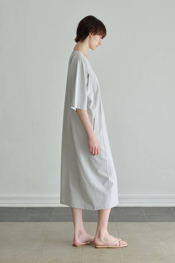 "딥브이" 원피스는 여성 의류로, 부드러운 면과 스판덱스 혼방 소재로 제작되어 편안한 착용감을 선사합니다. 깊은 브이넥 디자인에 라글란 소매와 트리플 스티치 디테일이 더해져 미니멀하면서도 세련된 느낌을 줍니다. 박스핏과 루즈핏 실루엣으로 편안하게 연출 가능하며, 데일리 및 일상, 집콕룩과 산책룩에 적합합니다. 라이트 소라, 멜란지 그레이, 블랙의 3가지 컬러로 출시되었으며, 봄, 여름, 가을 시즌에 활용하기 좋습니다. 베이직, 미니멀, 캐주얼, 클래식 스타일을 즐기는 분들께 추천합니다.
