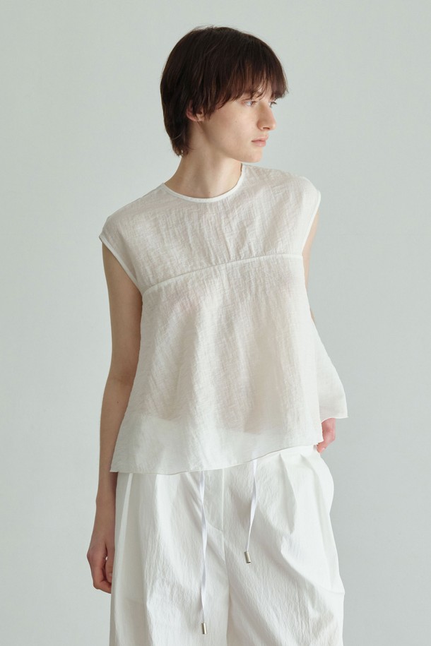 포엘 블라우스는 아이보리, 블랙 두 가지 색상으로 만나볼 수 있는 여성 블라우스입니다. 봄, 여름 시즌에 어울리는 얇은 두께감의 레이온, 나일론, 린넨 혼방 소재로 제작되어 부드러운 촉감을 선사합니다. 라운드넥에 반소매 기장, 플레어 핏으로 페미닌한 무드를 연출하며, 시스루 실루엣과 가슴 아래 플레어 디자인, 뒷면 중앙 커버드 버튼, 밑단 자수 디테일로 포인트를 더했습니다. 데이트룩, 카페룩, 모임룩 등 다양한 TPO에 클래식, 미니멀, 로맨틱 스타일로 활용하기 좋습니다.
