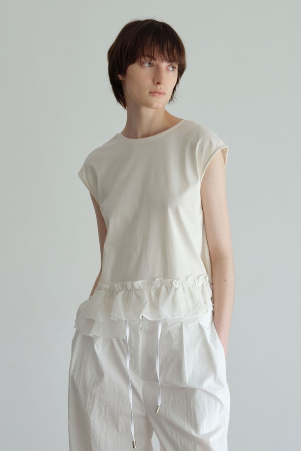 RV 프릴티 (3컬러)는 페미닌한 무드를 연출하는 여성 민소매 티셔츠입니다. 부드러운 면, 레이온, 나일론 혼방 소재로 제작되어 얇고 시원하며, 세미 박시핏으로 편안하게 착용 가능합니다. 라운드넥과 브이넥 디자인으로, 셔링 및 프릴 디테일이 돋보이며 드롭숄더 스타일로 여성스러운 실루엣을 선사합니다. 색상은 블랙, 라이트소라, 크림 3가지로 출시되었으며, 크림 컬러는 비침이 있을 수 있습니다. 데이트룩, 카페룩, 쇼핑룩 등 다양한 TPO에 로맨틱, 미니멀, 클래식 스타일로 연출하기 좋습니다.
