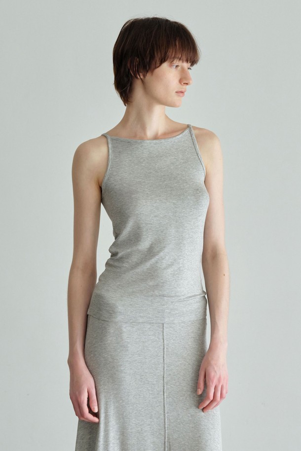 **골지 슬리브리스 (3컬러)**는 부드러운 레이온과 스판덱스 혼방 소재로 제작되어 편안한 착용감을 선사합니다. 베이직하고 미니멀한 디자인으로, 데이트룩이나 카페룩 등 다양한 TPO에 활용하기 좋습니다. 슬림핏 라운드넥 민소매 디자인이며, 얇은 두께감으로 봄, 여름 시즌에 시원하게 즐길 수 있습니다. 바인딩 디테일과 레이어드 착용이 가능하며, 이너웨어로도 활용도가 높아 활용성 또한 뛰어납니다. 화이트, 멜란지그레이, 블랙 3가지 컬러로 구성되어 다양한 스타일 연출이 가능합니다.
