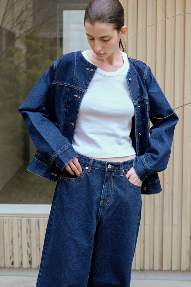 크롭 베이직 R 슬리브리스 (3컬러)는 데일리, 이너웨어, 레이어드로 활용하기 좋은 여성 슬리브리스입니다. 미니멀하고 베이직한 스타일로, 봄, 여름 시즌에 적합하며 집콕룩, 여행룩 연출에 용이합니다. 라운드넥에 민소매 디자인이며, 폴리에스테르와 면 혼방 소재로 제작되어 탄탄한 촉감을 선사합니다. 넥라인과 암홀은 와이드 테이프 바인딩 처리되어 있으며, 화이트 컬러는 비침이 있을 수 있습니다. 신축성이 좋아 편안한 착용감을 제공합니다.
