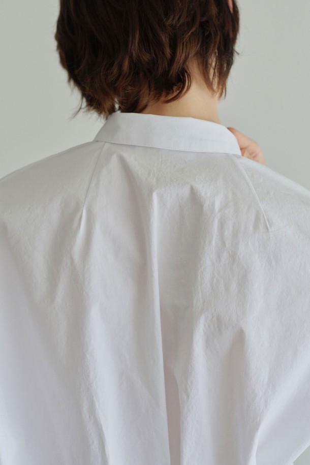 세련된 무드의 여성 메이드 셔츠입니다. 화이트 컬러의 레귤러 핏으로, 봄, 여름 시즌에 시원하게 착용할 수 있습니다. 면과 스판덱스 혼방 소재로 제작되어 편안한 착용감을 선사하며, 얇은 두께감으로 가볍게 즐기기 좋습니다. 미니멀한 스타일의 무지 디자인에 스몰 칼라가 더해져 깔끔한 인상을 줍니다. 백 플리츠, 백 다트, 입체 패턴과 와이드 밑단 디테일이 돋보이며, 재킷이나 슈트와 함께 매치하여 출근룩, 오피스룩, 비즈니스 캐주얼 스타일을 연출할 수 있습니다.
