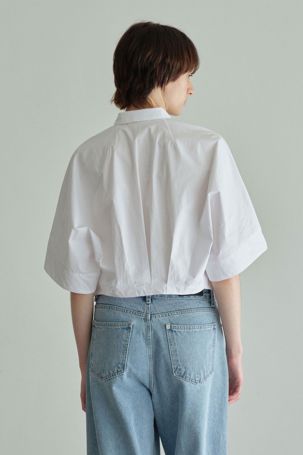 세련된 무드의 여성 메이드 셔츠입니다. 화이트 컬러의 레귤러 핏으로, 봄, 여름 시즌에 시원하게 착용할 수 있습니다. 면과 스판덱스 혼방 소재로 제작되어 편안한 착용감을 선사하며, 얇은 두께감으로 가볍게 즐기기 좋습니다. 미니멀한 스타일의 무지 디자인에 스몰 칼라가 더해져 깔끔한 인상을 줍니다. 백 플리츠, 백 다트, 입체 패턴과 와이드 밑단 디테일이 돋보이며, 재킷이나 슈트와 함께 매치하여 출근룩, 오피스룩, 비즈니스 캐주얼 스타일을 연출할 수 있습니다.
