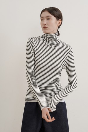기린 스트라이프 터틀넥 티셔츠