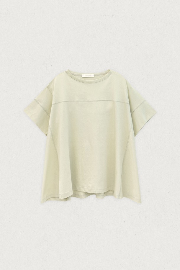 라네즈 보트넥 티는 여성스러운 실루엣을 연출하는 티셔츠입니다. 부드러운 면 소재의 고밀도 30수 원단과 실키한 텍스처가 편안한 착용감을 선사합니다. 페미닌하고 우아한 스타일을 강조하며, A라인 핏과 보트넥 디자인이 특징입니다. 데이트룩 또는 카페룩에 잘 어울리며, 미니멀, 클래식, 로맨틱 스타일을 연출할 수 있습니다. 화이트, 애플민트, 그레이블루 3가지 컬러로 만나보세요.
