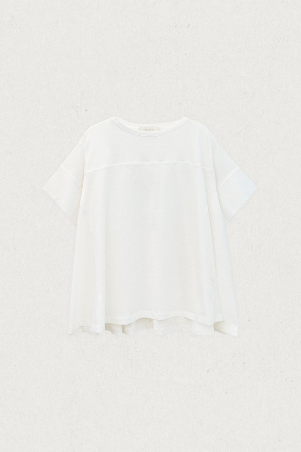 라네즈 보트넥 티셔츠는 여성 의류 상의 카테고리의 티셔츠입니다. 미니멀하고 베이직한 스타일로, 봄, 여름 시즌에 활용하기 좋은 제품입니다. 부드러운 면 소재에 고밀도 30수 원단을 사용하여 시원하고 실키한 터치감을 선사합니다. 블라우스 스타일의 깔끔한 보트넥 디자인이며, A라인 핏으로 여성스러운 실루엣을 연출합니다. 데이트룩이나 카페룩에 잘 어울리며, 화이트, 애플민트, 그레이블루 3가지 컬러로 만나보실 수 있습니다.
