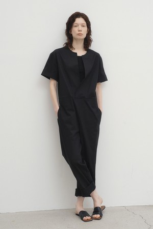 트임넥 반팔 점프수트