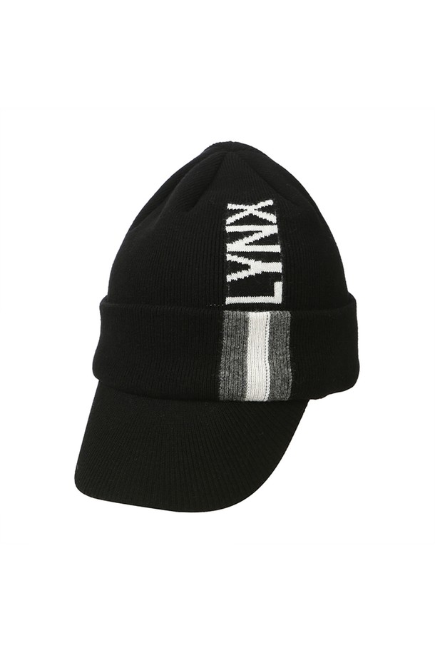 남성용 배색 포인트 니트캡 L11B4CP615_BK입니다. 가을, 겨울 시즌에 골프를 즐길 때 착용하기 좋은 모자입니다. 블랙 컬러에 로고와 배색 패턴이 돋보이며, 클래식, 미니멀, 스포티한 골프룩에 잘 어울립니다. 나일론, 아크릴, 모 소재로 제작되어 부드러운 니트 촉감을 선사합니다. 챙 넓이는 7cm이며, 디자인 장식으로 로고가 있습니다.
